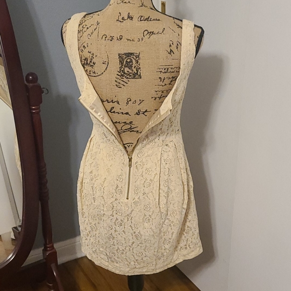 H & M LACE DRESS size 8 - Picture 2 of 4